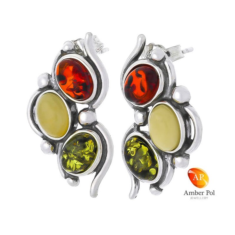 Piękne kolczyki ze srebra próby 925 na sztyft z trzema owalnymi bursztynami w kolorze mix przeplatanymi delikatnymi zdobieniami.