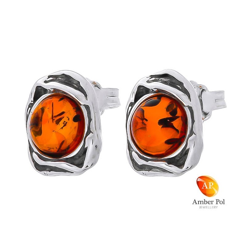 Piękne kolczyki ze srebra próby 925 na sztyft, ze zdobieniami w postaci falbanek i  okrągłym bursztynem w kolorze koniakowym.