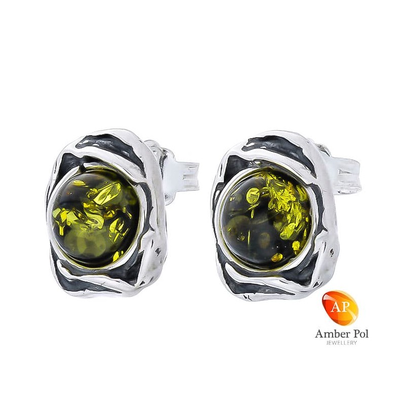 Piękne kolczyki ze srebra próby 925 na sztyft, ze zdobieniami w postaci falbanek i  okrągłym bursztynem w kolorze zielonym.