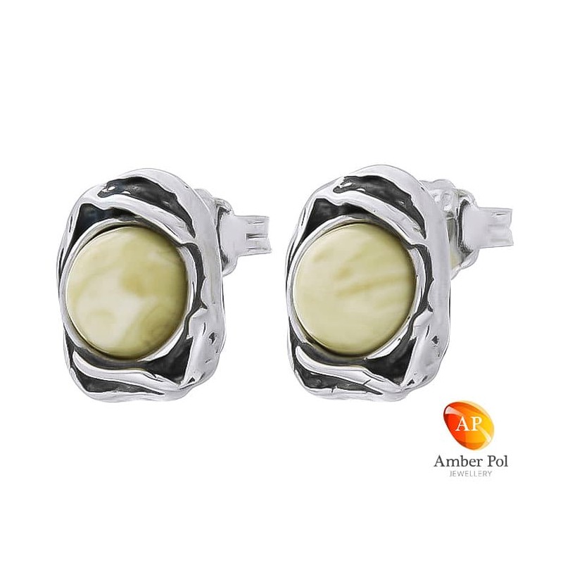 Piękne kolczyki ze srebra próby 925 na sztyft, ze zdobieniami w postaci falbanek i  okrągłym bursztynem w kolorze białym.