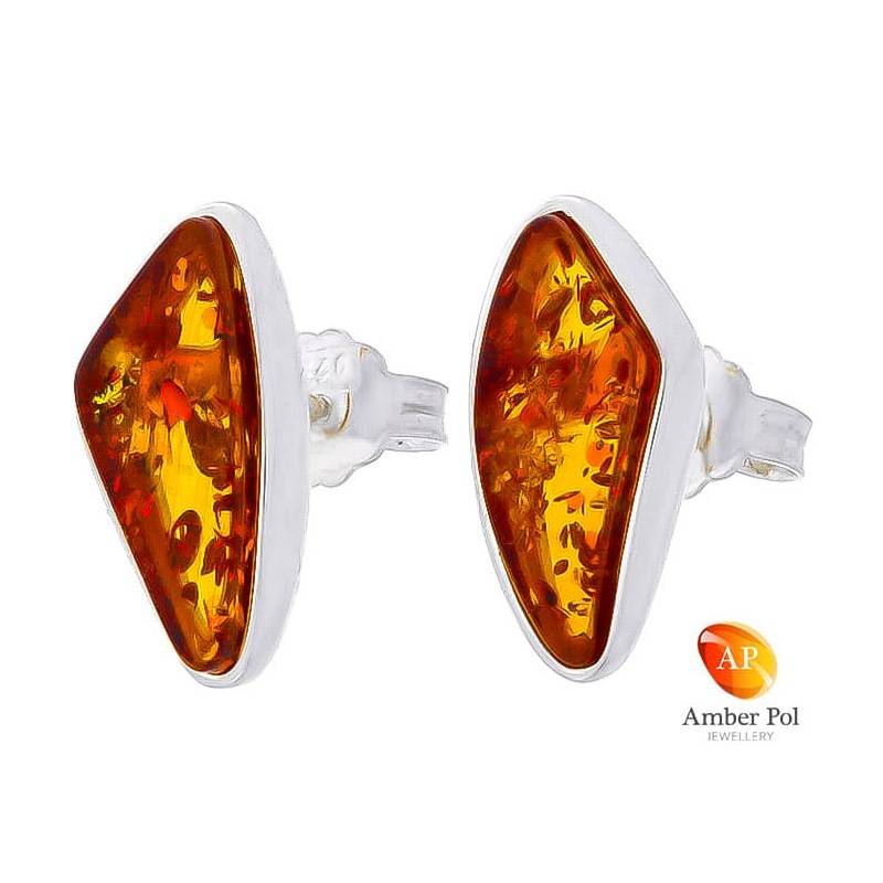Piękne kolczyki ze srebra próby 925 na sztyft, z bursztynem o nietypowym kształcie trójkąta w kolorze koniakowym.