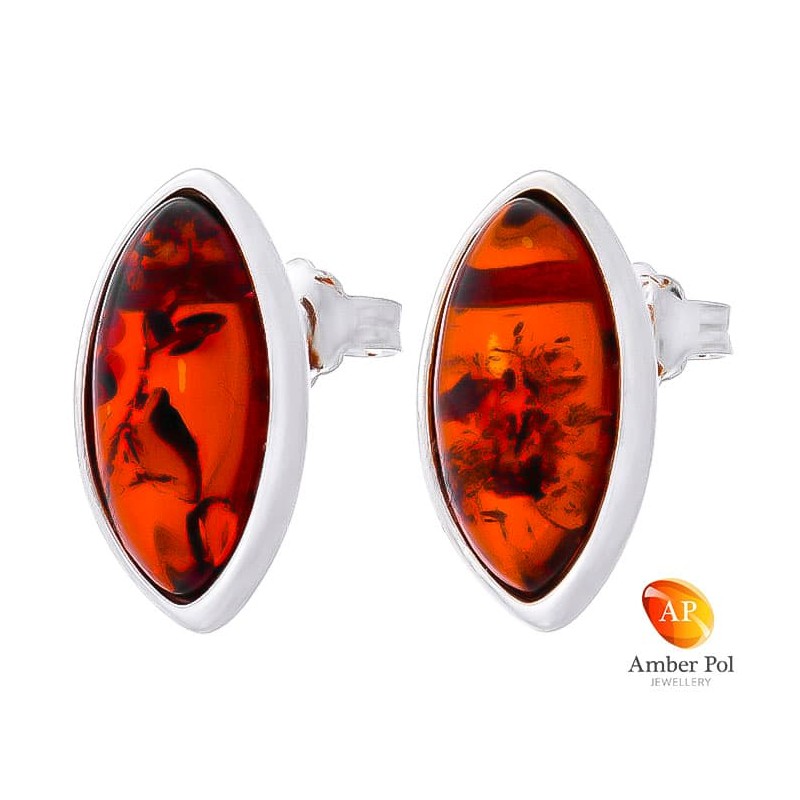 Piękne kolczyki ze srebra próby 925 na sztyft o wydłużonym kształcie z bursztynem  w kolorze koniakowym.