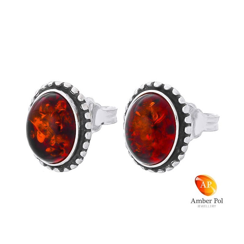 Piękne kolczyki ze srebra próby 925 na sztyft o owalnym kształcie z bursztynem  w kolorze koniakowym.