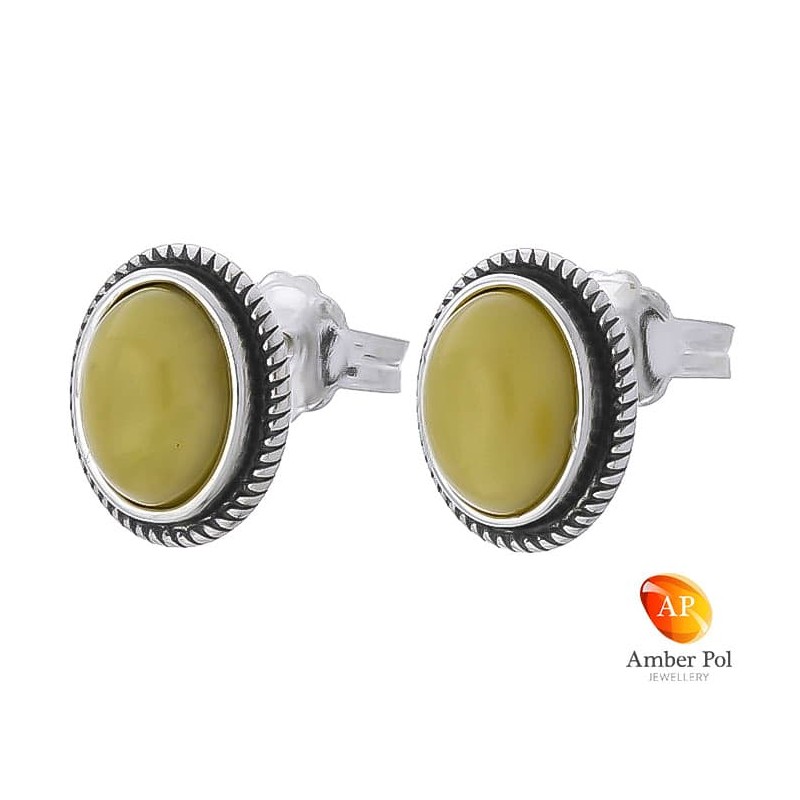 Piękne kolczyki ze srebra próby 925 na sztyft o owalnym kształcie z bursztynem  w kolorze mlecznym.