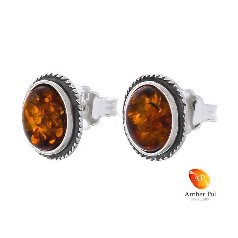 Piękne kolczyki ze srebra próby 925 na sztyft o owalnym kształcie z bursztynem  w kolorze koniakowym.