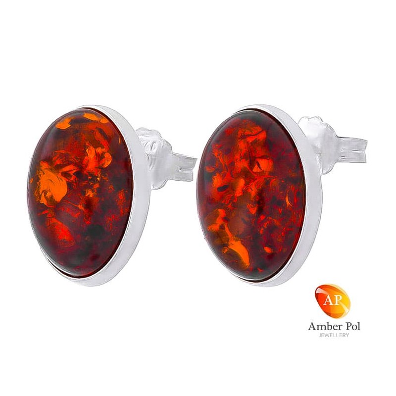 Piękne kolczyki na sztyft ze srebra próby 925 o kształcie owalu, zakute ręcznie z bursztynem w koniakowym kolorze.