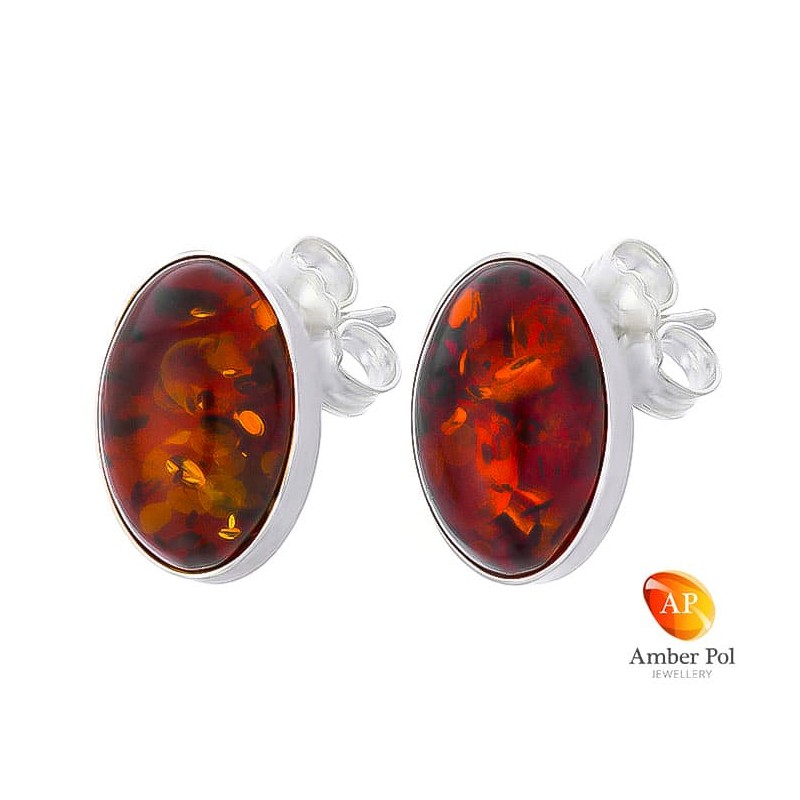Piękne kolczyki na sztyft ze srebra próby 925 o kształcie owalu, zakute ręcznie z bursztynem w koniakowym kolorze.