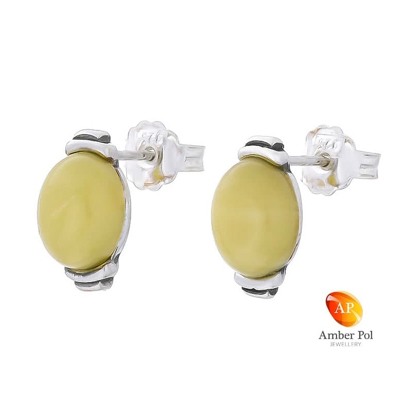 Piękne kolczyki na sztyft ze srebra próby 925 o kształcie owalu, zakute ręcznie z bursztynem w białym kolorze.