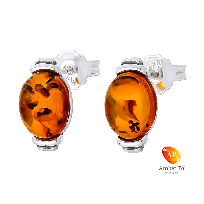 Piękne kolczyki na sztyft ze srebra próby 925 o kształcie owalu, zakute ręcznie z bursztynem w koniakowym kolorze.