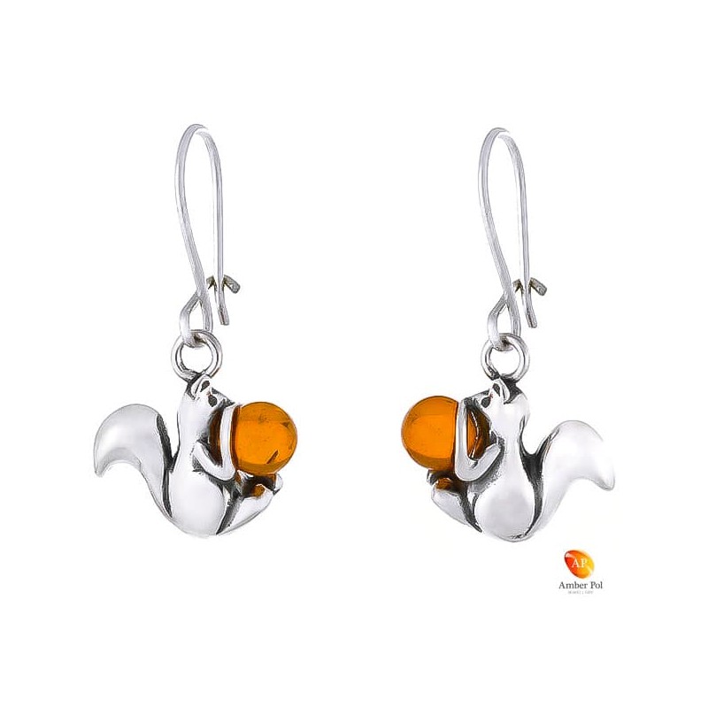 Kolczyki srebrne 925 na zawieszki typu bigle zapinane, przedstawiające wiewiórkę trzymającą kulkę w kolorze koniakowym.