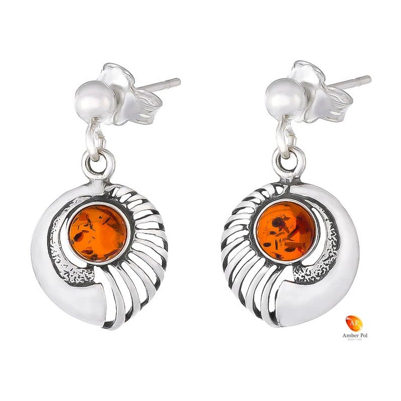 Kolczyki wiszące ze srebra 925 o ciekawym okrągłym kształcie z zawieszką typu sztyft z kulką i bursztynem  w kolorze koniaku.