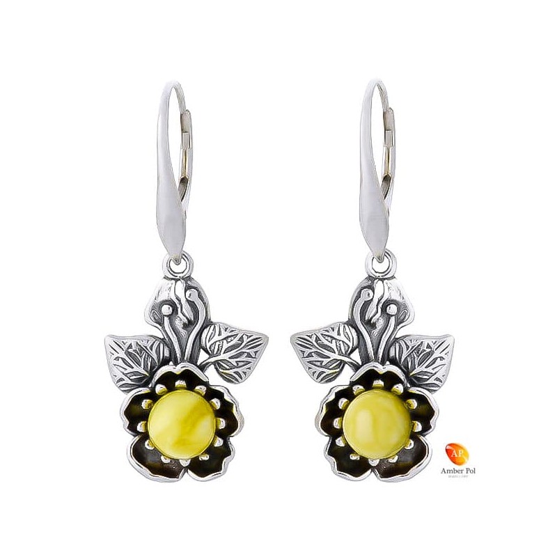 Kolczyki kwiatek z płatkami i listkami, wiszące ze srebra 925 z zawieszką typu angielskiego i bursztynem  w kolorze białym.
