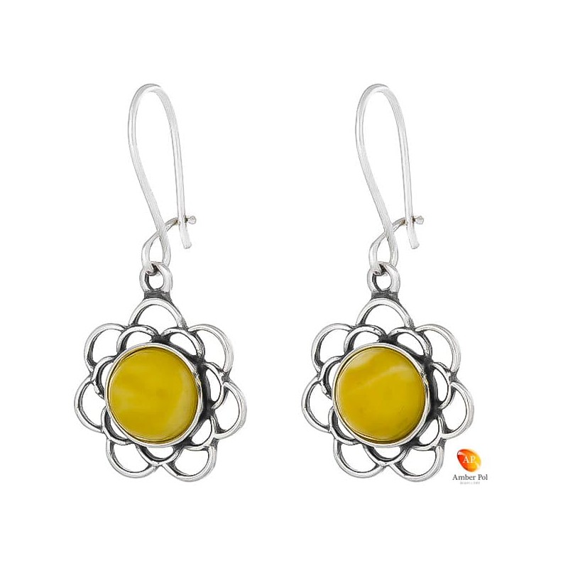 Kolczyki kwiatek z ażurowymi  płatkami, wiszące ze srebra 925 z zawieszką typu bigiel zamykany i bursztynem  w kolorze białym.