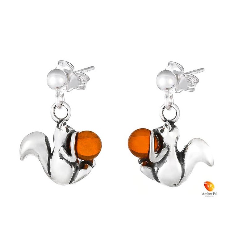 Kolczyki wiszące ze srebra 925 na zawieszce typu sztyft o kształcie wiewiórki trzymającej bursztynową koniakową kulkę.