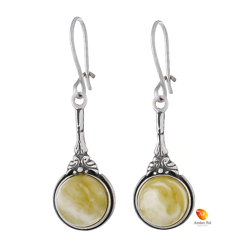 Kolczyki wiszące dłuższe ze srebra próby 925 na zawieszce typu bigiel zapinany i z  bursztynem w kolorze białym.