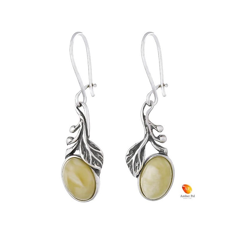 Kolczyki wiszące ze srebra 925 na zawieszce typu bigiel zapinany zdobione listkiem i z bursztynem w białym kolorze.