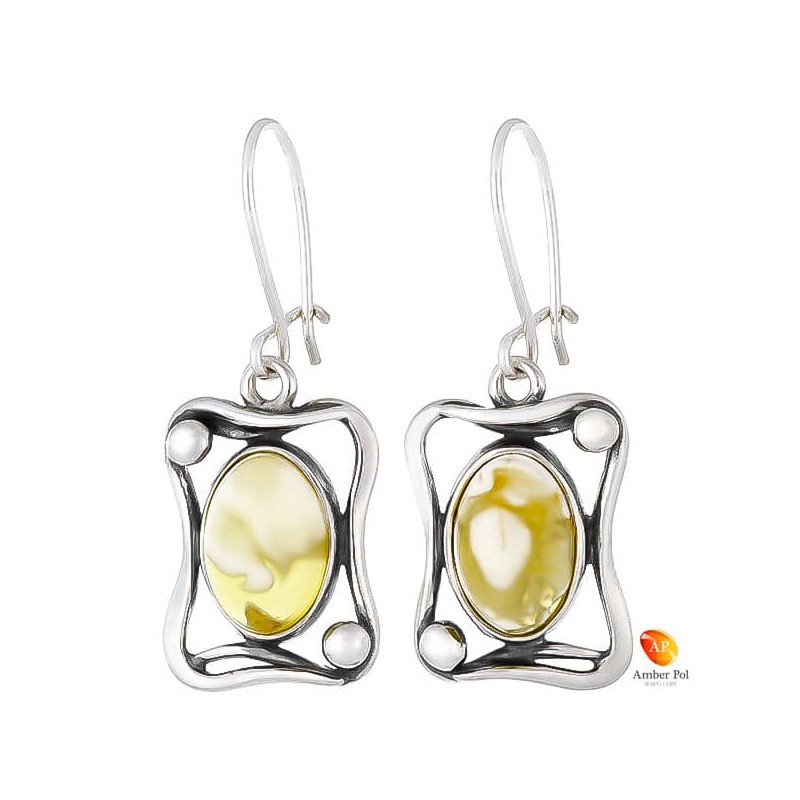 Kolczyki wiszące ze srebra 925 na zawieszce bigiel zapinany  z owalnym  białym bursztynem umieszczonym w zdobionej ramce.