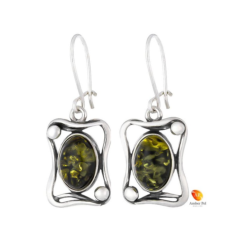 Kolczyki wiszące ze srebra 925 na zawieszce bigiel zamknięty z owalnym  zielonym bursztynem umieszczonym w zdobionej ramce.