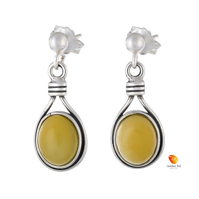 Kolczyki wiszące ze srebra 925 na zawieszce typu sztyft z kulką i owalnym  bursztynem w kolorze białym.