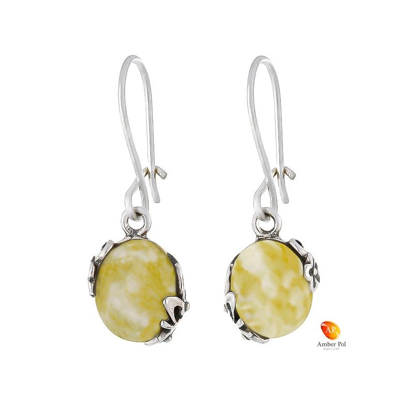 Kolczyki wiszące ze srebra 925 na zawieszce typu bigiel zapinany z owalnym  białym bursztynem z ażurowymi bocznymi zdobieniami.