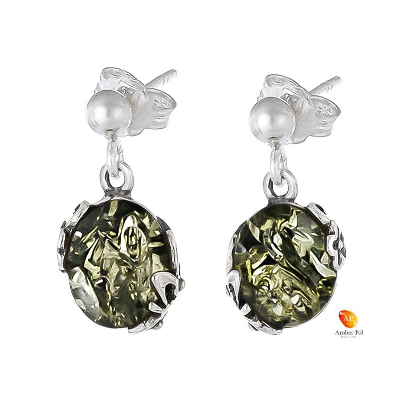 Kolczyki wiszące ze srebra 925 na zawieszce typu sztyft z kulką i owalnym  zielonym bursztynem z ażurowymi bocznymi zdobieniami.