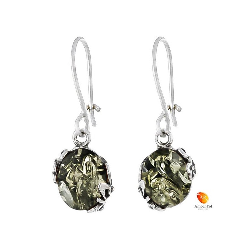 Kolczyki wiszące ze srebra 925 z zawieszką typu bigiel zapinany z owalnym  zielonym bursztynem i ażurowymi bocznymi zdobieniami.