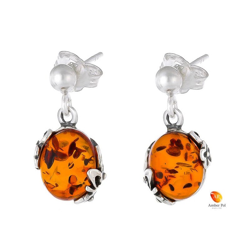 Kolczyki wiszące ze srebra 925 zdobione ażurami z zawieszką typu sztyft z kulką i owalnym  koniakowym bursztynem.