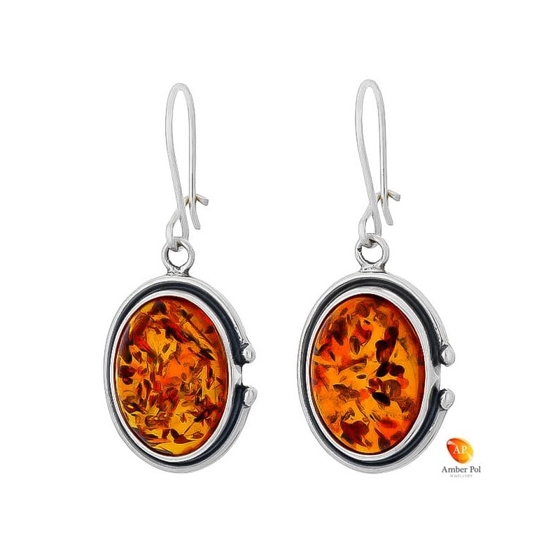 Piękne wiszące kolczyki ze srebra próby 925 na zawieszce typu bigiel zapinany oraz owalnym  koniakowym bursztynem.
