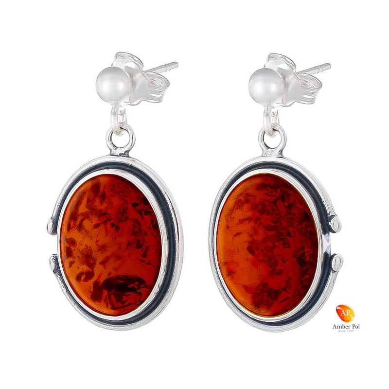 Piękne wiszące kolczyki ze srebra próby 925 na zawieszce sztyft z kulką oraz owalnym  koniakowym bursztynem.