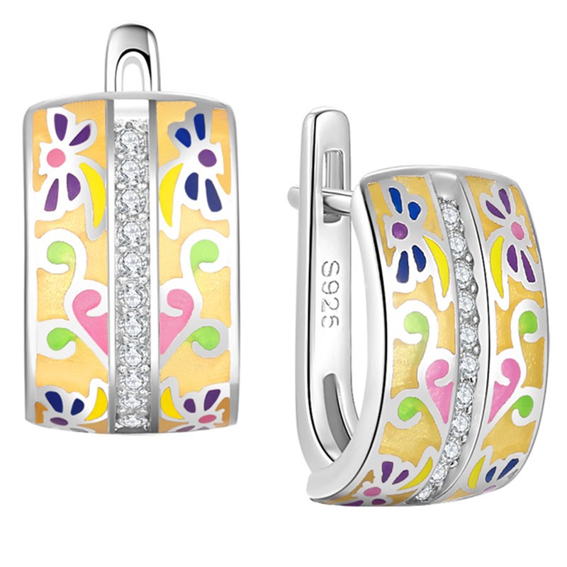 Kolczyki wykonane ze srebra 925 oraz emalii i cyrkonii. Ręcznie malowane w pastelowy kwiatowy wzór.