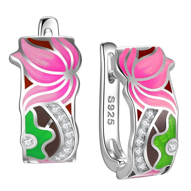 Ręcznie malowane kolczyki wykonane ze srebra 925 emalii oraz cyrkonii. Kwiatowy wzór w różowym i zielonym kolorze