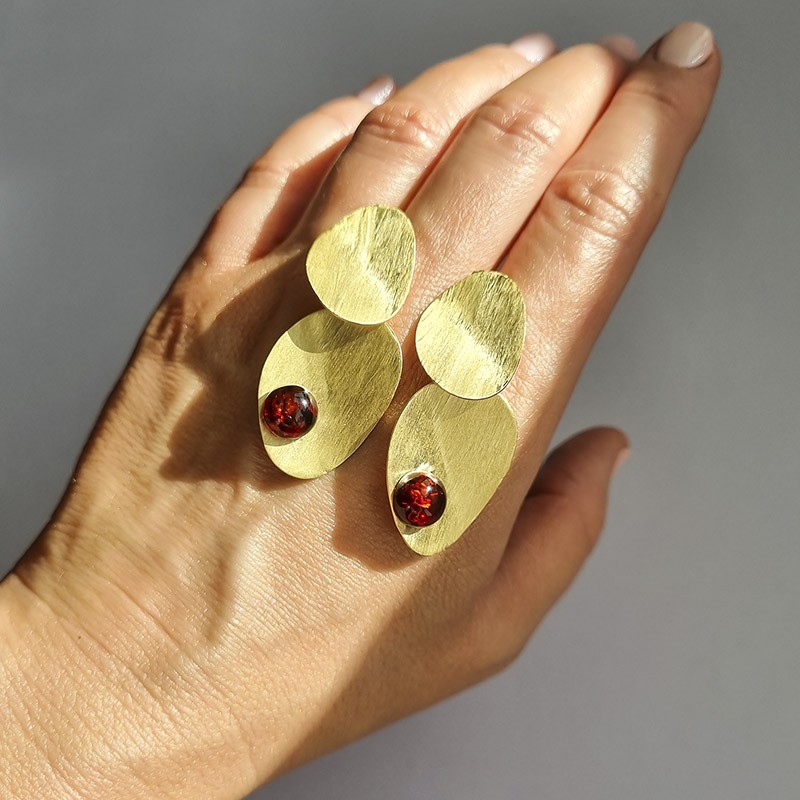 Kolczyki srebrne pozłacane modne z bursztynem w kolorze koniakowym