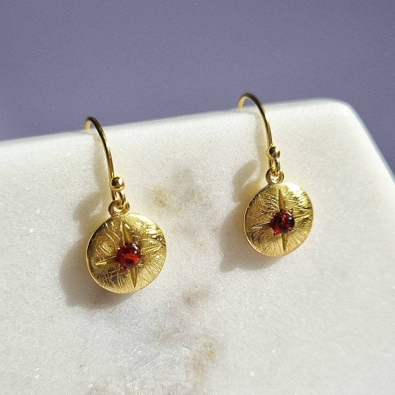 Pozłacane kolczyki wykonane ze srebra 925 oraz bursztynu w kolorze koniakowym