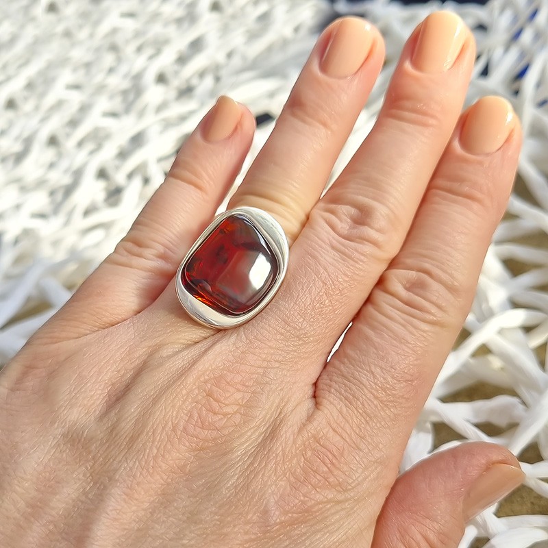 Unikatowy pierścionek ze srebra próby 925 z dużym naturalnym bursztynem o koniakowej barwie.