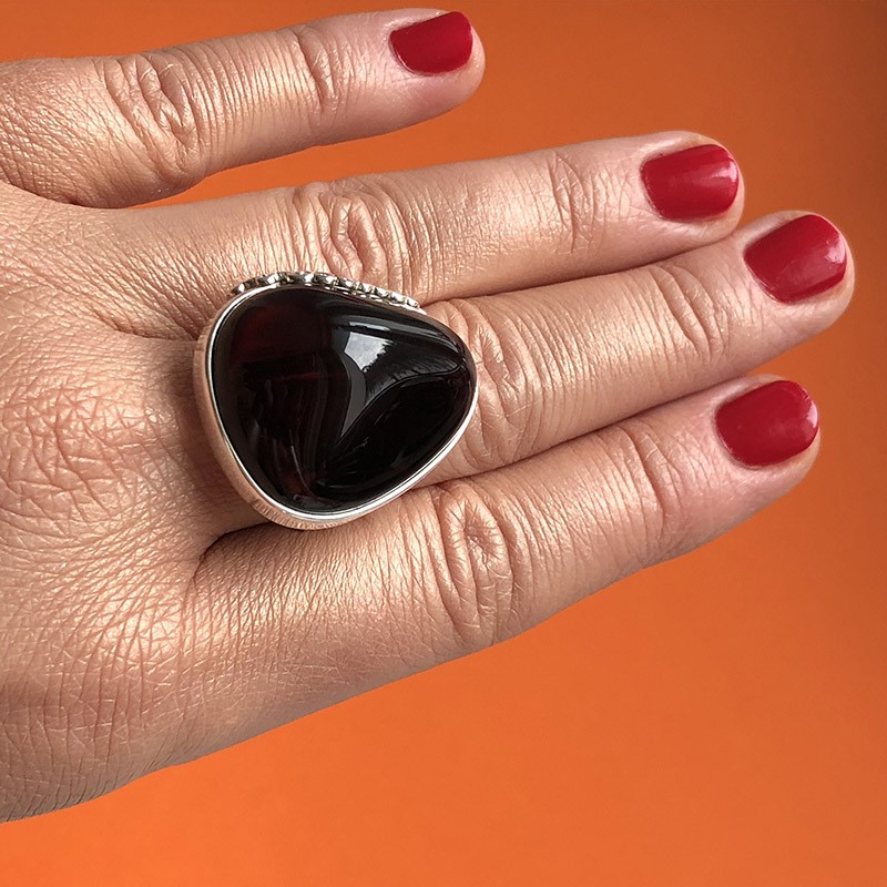 Unikatowy pierścionek ze srebra 925 z pięknym wiśniowym bursztynem z ażurowa obrączką.