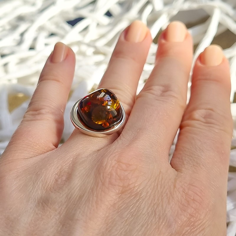 Piękny unikatowy pierścionek z dużym koniakowym bursztynem. Wykonany całkowicie ręcznie.