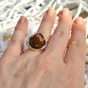 Piękny unikatowy pierścionek z dużym koniakowym bursztynem. Wykonany całkowicie ręcznie.