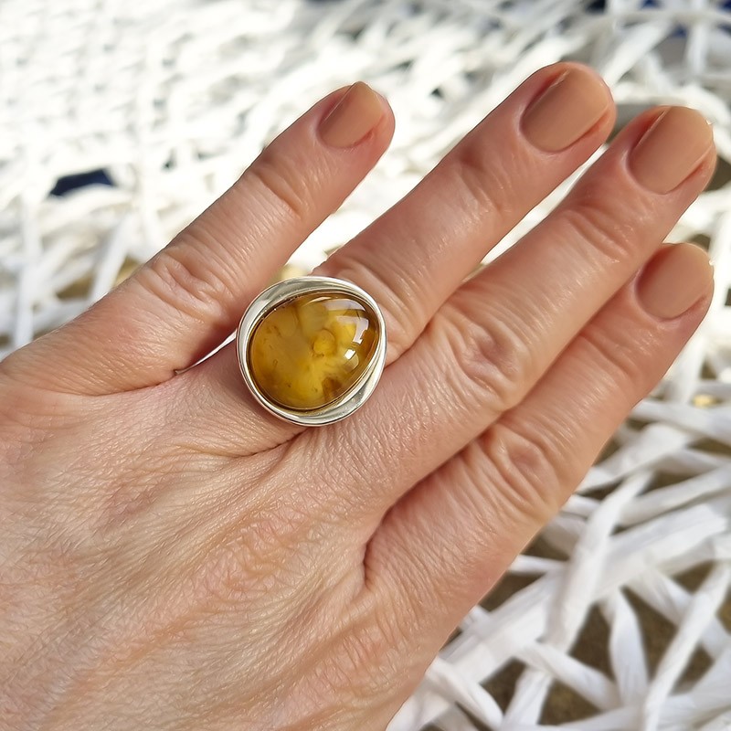 Unikatowy pierścionek ze srebra 925 z dużym mlecznym bursztynem.