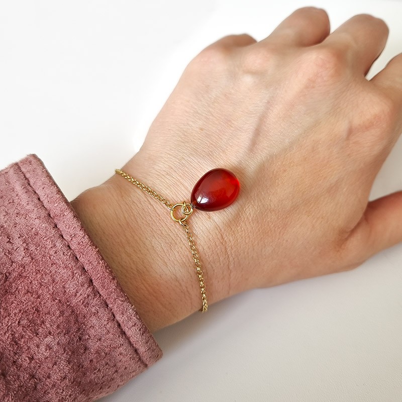 Bransoletka srebrna pozłacana z wiśniowym bursztynem zawieszonym na łańcuszku