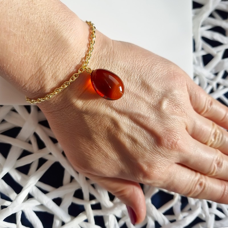 Bransoletka z wiśniowym bursztynem na pozłacanym grubym łańcuszku wykonanym ze srebra 925 stworzona przez Amber pol w Sopocie