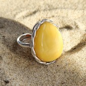 Unikatowy pierścionek ze srebra 925 z dużym bursztynem w żółtym kolorze ozdobionym plecioną oprawą.
