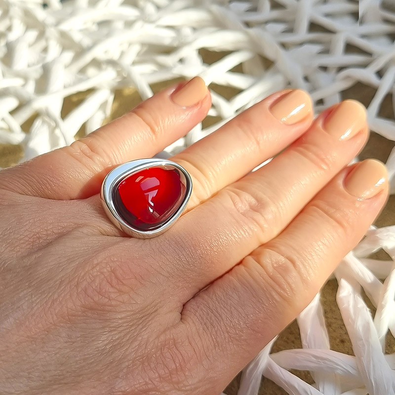 Unikatowy pierścionek ze srebra 925 z naturalnym wiśniowym bursztynem całkowicie wykonanym ręcznie.