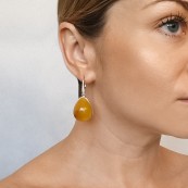 Kolczyki srebrne z żółtym bursztynem w srebrnej oprawie o prostym minimalistycznym kształcie.