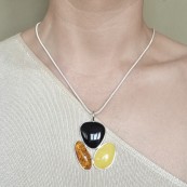 Zawieszka srebrna z bursztynem w trzech kolorach koniakowym, żółtym i wiśniowym nowoczesna forma