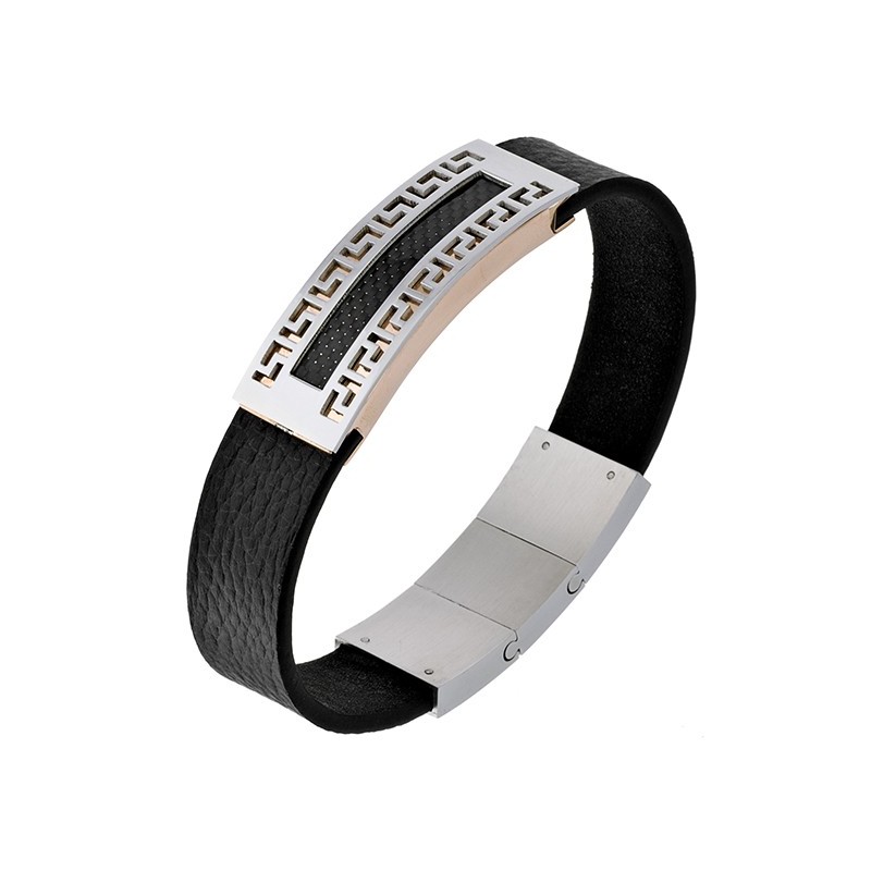 Bransoletka męska ze stali szlachetnej z prostokątnym srebrnym zdobieniem na pasku ze skóry ekologicznej.