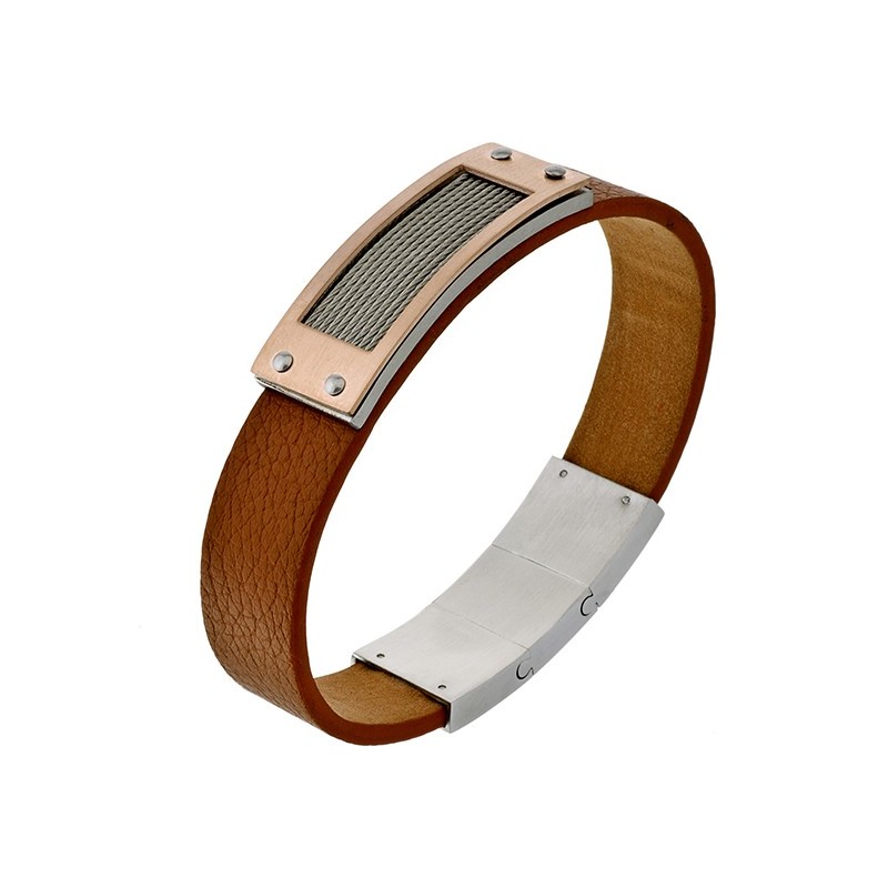 Fajna męska bransoleta ze stali szlachetnej z prostokątnym zdobieniem z nitami wypełnionym stalowymi linkami na brązowym pasku.